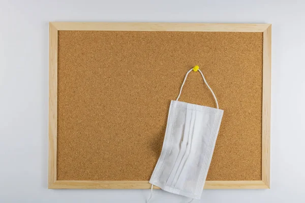 Een Gezichtsmasker Hangend Aan Het Kurkbord — Stockfoto