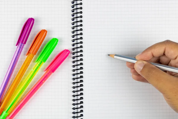 Hombre Listo Para Escribir Cuaderno Con Plumas Multicolores —  Fotos de Stock