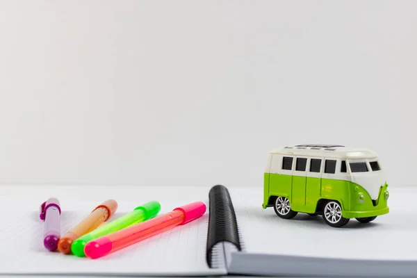 Ein Spielzeugauto Und Bunte Stifte Auf Dem Notizblock — Stockfoto
