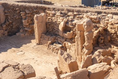 Antropomorfik heykel ve Karahantepe veya Karahan Tepe arkeolojik alanı taşları.