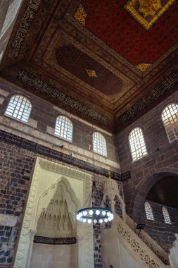 Diyarbakır Ulucamii 'nin Mihrab ve Minbar' ı veya Diyarbakır Büyük Camii. Diyarbakır Türkiye - 6.28.2025
