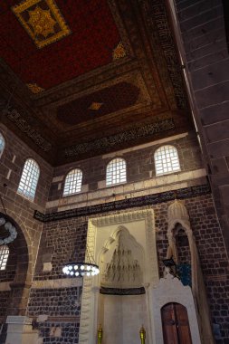 Diyarbakır veya Diyarbakır Ulucamii büyük camiinin içinde. Diyarbakır Türkiye - 6.28.2025