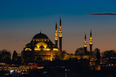 İstanbul arka planı. Gün batımında Süleyman Camii manzarası. Ramazan veya İslami konsept fotoğrafı.