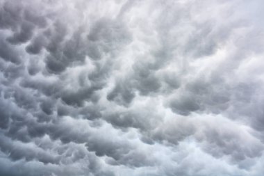 Dramatik mammatus bulutları arkaplan fotoğrafı. Dramatik gökyüzü arkaplanı.