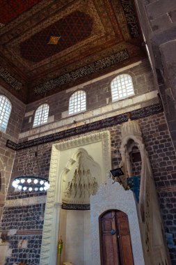 Mihrab ve büyük Diyarbakır Camii 'nin minibarı, nam-ı diğer Diyarbakır Ulucamii. Diyarbakır Türkiye - 6.28.2025