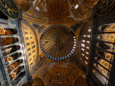 Ayasofya 'nın iç manzarası. Ayasofya Camii 'nin iç manzarası. İstanbul Türkiye - 12.20.2024