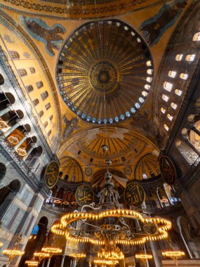 Ayasofya Camii 'nin ya da Ayasofya Ayasofya' nın geniş açılı iç manzarası. İstanbul Türkiye - 12.20.2024