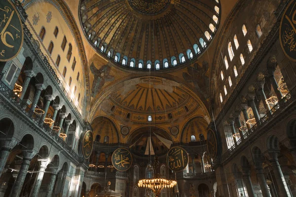 Ayasofya Camii. Ayasofya. Ramazan ya da İslami kavram geçmişi. İstanbul Türkiye - 12.20.2024