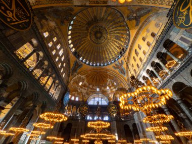 Ayasofya 'nın iç manzarası. İstanbul 'daki Ayasofya Camii. Ramazan veya İslami kavram. İstanbul Türkiye - 12.20.2024