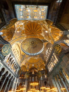 Ayasofya. Ayasofya Camii 'nin ya da Ayasofya Ayasofya' nın geniş açılı iç manzarası. İstanbul Türkiye - 12.20.2024