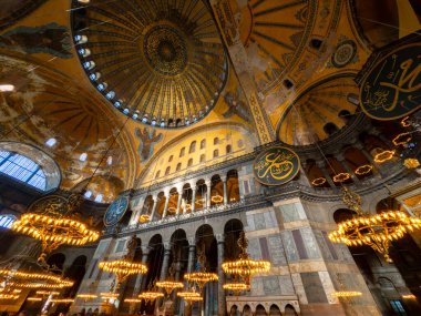 Ayasofya. Ayasofya Camii 'nin ya da Ayasofya' nın iç manzarası. İstanbul Türkiye - 12.20.2024