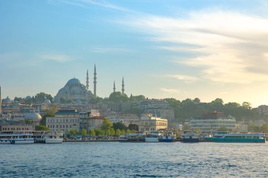 İstanbul 'un arka plan fotoğrafını ziyaret et. Günbatımında Süleyman Camii ve Eminonu manzarası.