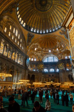Ayasofya ziyaretçisi var. Ayasofya Camii. İstanbul Türkiye - 12.20.2024