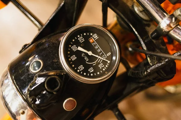 Compteur de vitesse sur une moto orange vintage . — Photo
