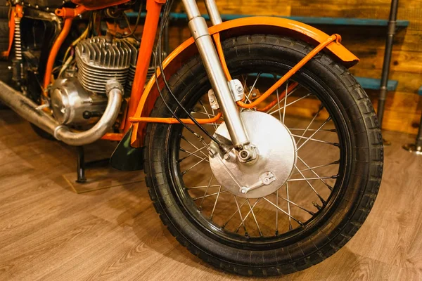 Détail moto orange vintage. Roue et moteur à rayons . — Photo