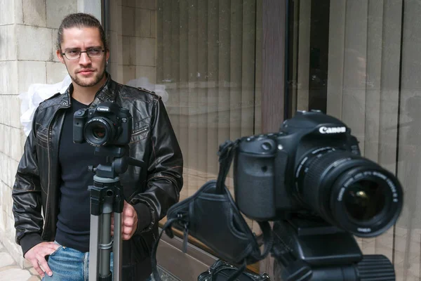 摩尔多瓦共和国 摩尔多瓦共和国 2015年9月12日 导演或摄影师准备射击 他在考虑下一枪两个佳能相机 水平框架射击 — 图库照片