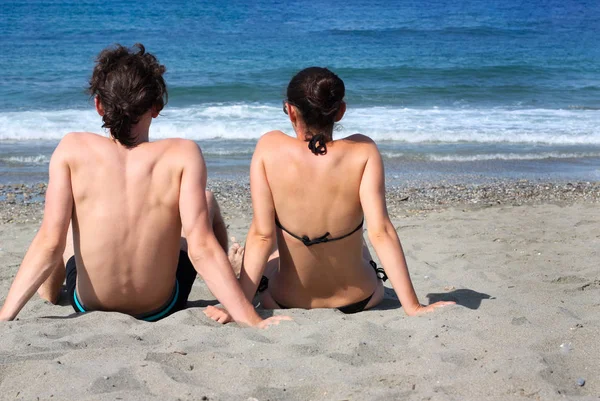 Pareja Joven Sentados Juntos Una Arena Por Mar Mirando Horizonte — Foto de Stock