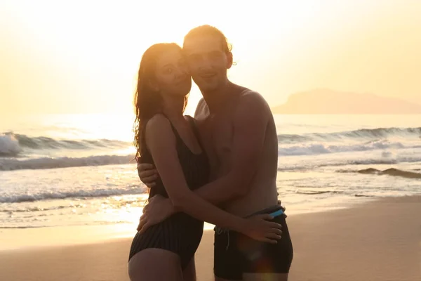 Atractiva Pareja Abrazándose Playa Fondo Del Atardecer Mar Tiro Con — Foto de Stock