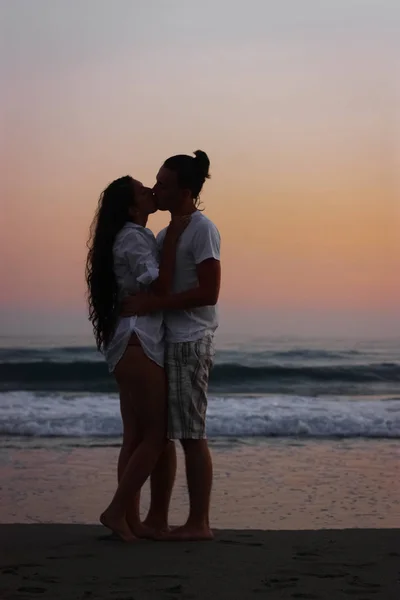 Pareja Romántica Besándose Playa Atardecer Tiro Enmarcado Verticalmente — Foto de Stock