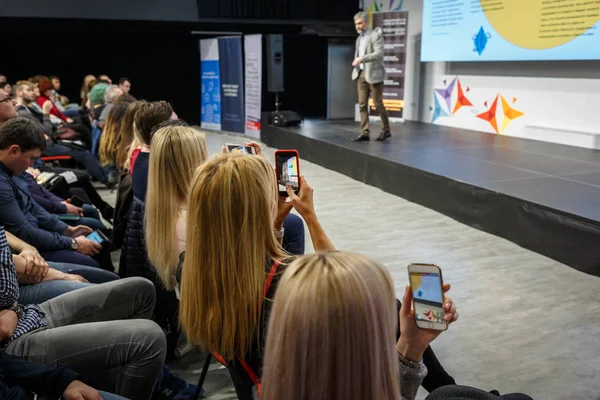Kişinev, Moldova Cumhuriyeti - 11 Mart 2018: konuşmacı olarak iş konferans ve sunum. Seyirci Konferans Salonu'nda. Kadınlar Smartphone'da kaydedeceğiniz. Yatay olarak çerçeveli atış.