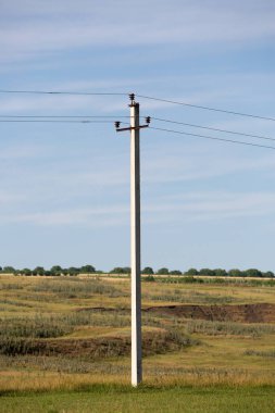 Elektrik hatları alan ve mavi gökyüzü arka plan üzerinde.