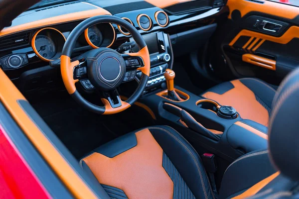 Wnętrze samochodu sportowego z pomarańczowymi akcentami. — Zdjęcie stockowe