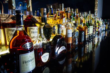 Kişinev, Moldovya - January17, 2016: şişe alkol birkaç türde bir barda biraz raflarda görüntülenir.