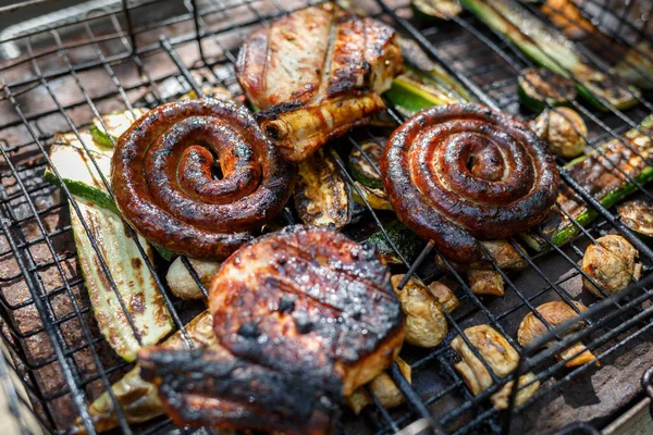 Zkroucené klobásy, Vepřový steak, žampiony a cuketa vařená na grilu. — Stock fotografie