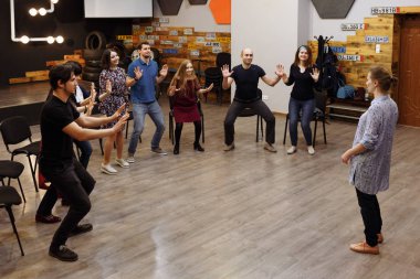 Kişinev, Moldova Cumhuriyeti - 30 Nisan 2018: bir grup öğrenci ayağa öğretmen önünde gülünç teşkil etmektedir. Yatay olarak çerçeveli atış.