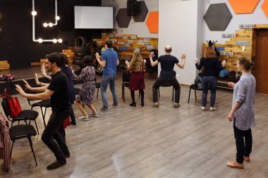 Kişinev, Moldova Cumhuriyeti - 30 Nisan 2018: bir grup öğrenci stand ile sırtlarını öğretmen önünde gülünç teşkil etmektedir. Yatay olarak çerçeveli atış.