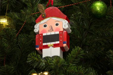 Noel ağacına asılı Fındıkkıran oyuncak asker Noel dekorasyonu Close-up.
