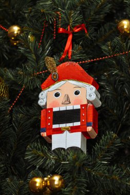 Noel ağacına asılı Fındıkkıran oyuncak asker Noel dekorasyonu Close-up.