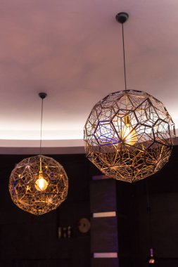 İki yuvarlak modern avizeler.