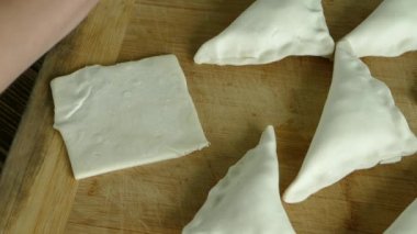 Lahana ile pasta pişirme süreci. Piroşkim, bir Rus geleneksel tarifi yapmak. 4 k 2160 p 25fps Uhd video.