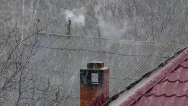 Rauchende Schornsteine Auf Hausdächern Mit Schnee Geben Rauch Schneit Wintertag — Stockvideo