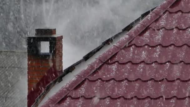 Rökning Skorstenar Tak Med Snö Hus Ryker Det Snöar Vinterdag — Stockvideo