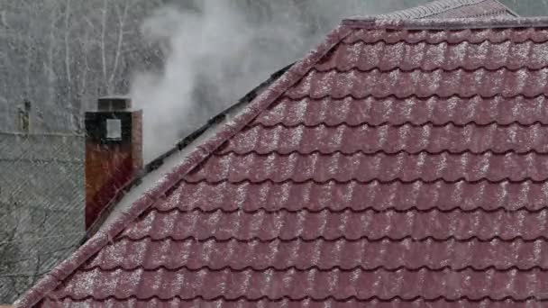 Fumar Chaminés Telhados Com Neve Casas Emite Fumaça Está Nevando — Vídeo de Stock