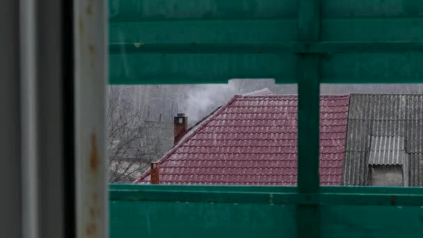 Chimeneas Humeantes Techo Con Nieve Hous Está Nevando Día Invierno — Vídeo de stock