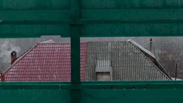 在屋顶上吸烟烟囱 下雪了 加热季节 在绿色的栅栏上被枪杀4K 2160 25Fps Uhd — 图库视频影像