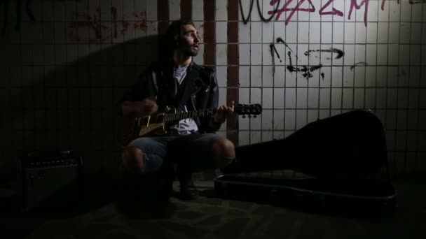 Уличный Музыкант Играющий Гитаре Подземке Бродячий Образ Жизни Играть Подземке — стоковое видео