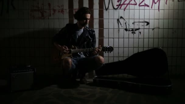 Musicien Rue Jouant Guitare Dans Passage Souterrain Mode Vie Vagabond — Video