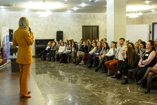 Chisinau, República da Moldávia - 29 de março de 2018: palestrante na Business Conference and Presentation. Vista pelas traseiras. Audiência na sala de conferências . — Fotografia de Stock