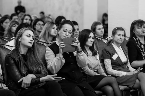 Chisinau, República da Moldávia - 29 de março de 2018: audiência no salão em uma conferência de negócios. O participante registra o que está acontecendo no smartphone . — Fotografia de Stock