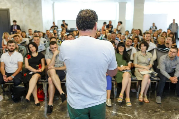 Chisinau, República da Moldávia - 09 de junho de 2018: palestrante na Business Conference and Presentation. Vista pelas traseiras. Audiência na sala de conferências . — Fotografia de Stock