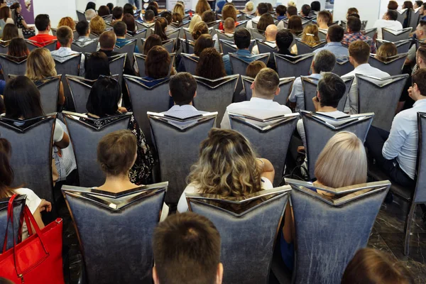 Chisinau, República da Moldávia - 12 de julho de 2018: audiência no salão em uma conferência de negócios. Vista de trás . — Fotografia de Stock