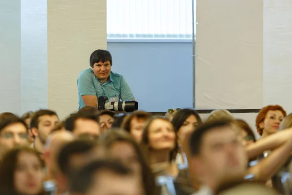 Chisinau, República da Moldávia - 12 de julho de 2018: fotógrafo em uma conferência de negócios . — Fotografia de Stock