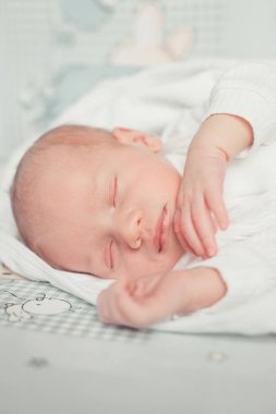 Uyuyan bir bebek çocuk portresi. Adam doğdu. Aile hayatı.