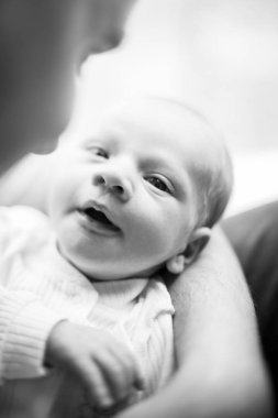 Ellerinde yeni doğmuş bir bebek tutan adam. Baba ve oğul. Çocuk babasına benziyor. Mutlu aile hayatı. Adam doğdu.