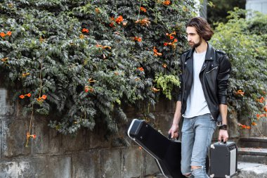 Bir vaka bir gitar ve amfi ile tutarak sokak müzisyeni. Serseri bir yaşam tarzı. Para kazanmaya oynuyorum. İşsiz müzisyen. Gelecekteki rock yıldızı.