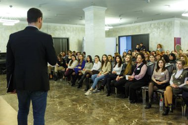 Kişinev, Moldova Cumhuriyeti - 29 Mart 2018: konuşmacı olarak iş konferans ve sunum. Arkadan görüntüleyin. İzleyici olarak konferans salonu.